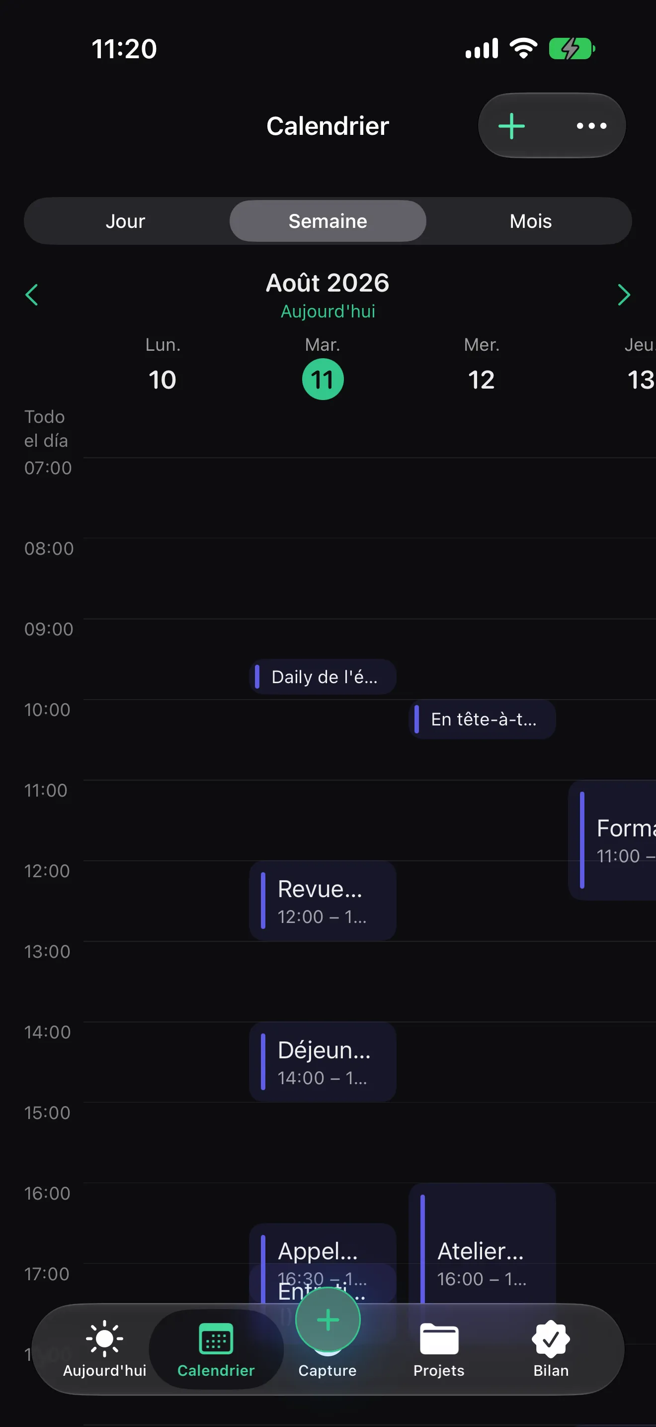 Olena sur iPhone : le calendrier en vue semaine, avec les vrais événements du système